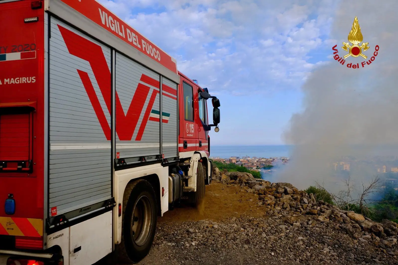 Incendio a Catania, vasto rogo nella zona della Timpa di Leucatia