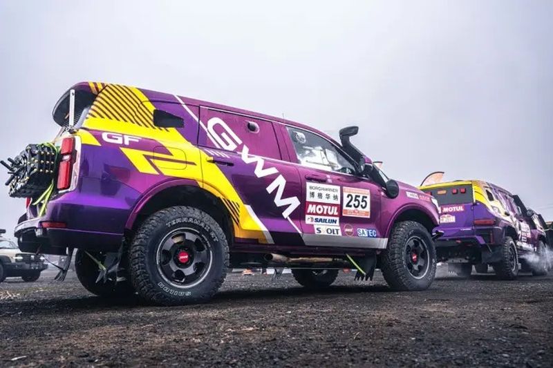 Pilota italiana affronta il Taklimakan Rally su un NEV cinese