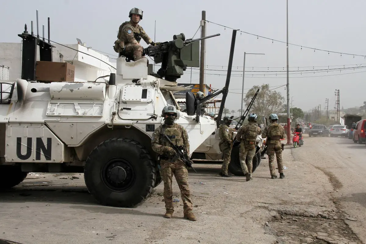 Libano, Unifil “Ucciso un soldato della missione, altri due feriti”