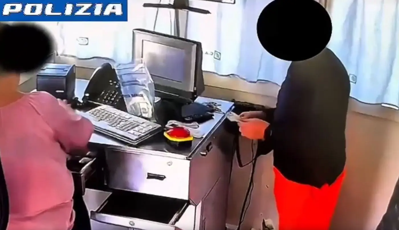 Peculato ai caselli autostradali, sospesi 5 dipendenti del CAS e addetto di una società privata / Video