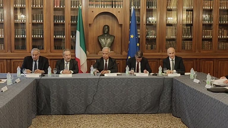 Il ministro Piantedosi in Prefettura a Palermo: “Tra luglio e agosto 90 nuove unità di Polizia e Carabinieri”