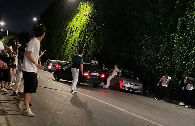 Auto contro gruppo di giovani dopo una rissa, panico a Taormina