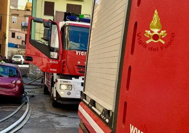 Incendio nella notte in una falegnameria di Palermo, evacuate 16 abitazioni