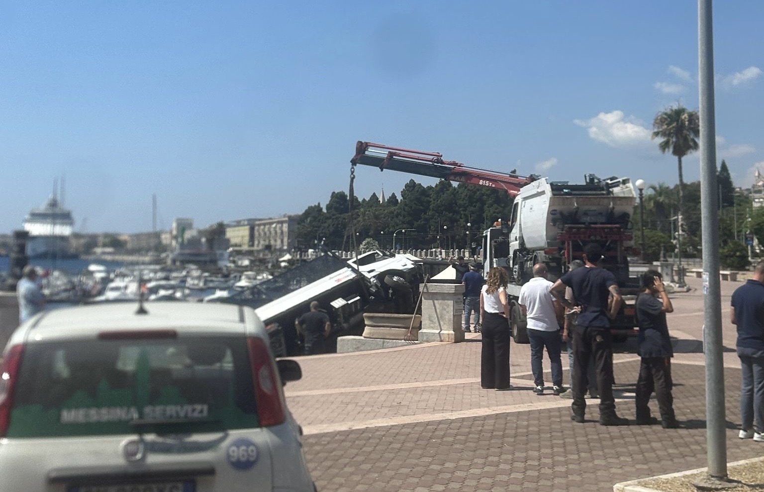 Passeggiata, mezzo precipita dalla scalinata