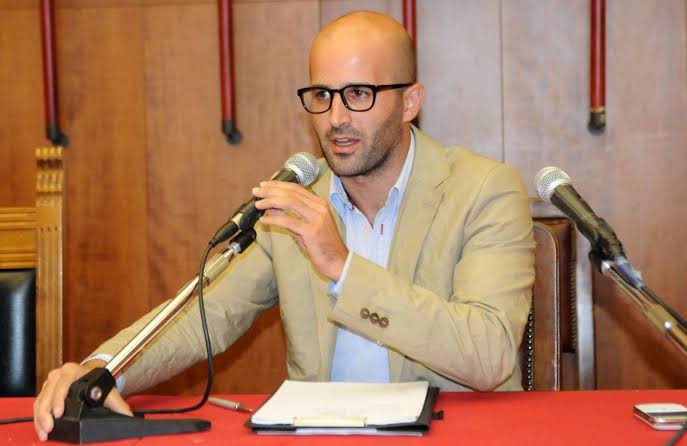 Avrebbe perseguitato un parlamentare, scattano i domiciliari