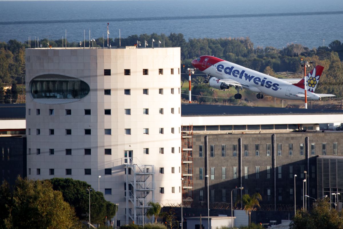 Etna, nuova nube di cenere: sospesi gli arrivi all’aeroporto di Catania