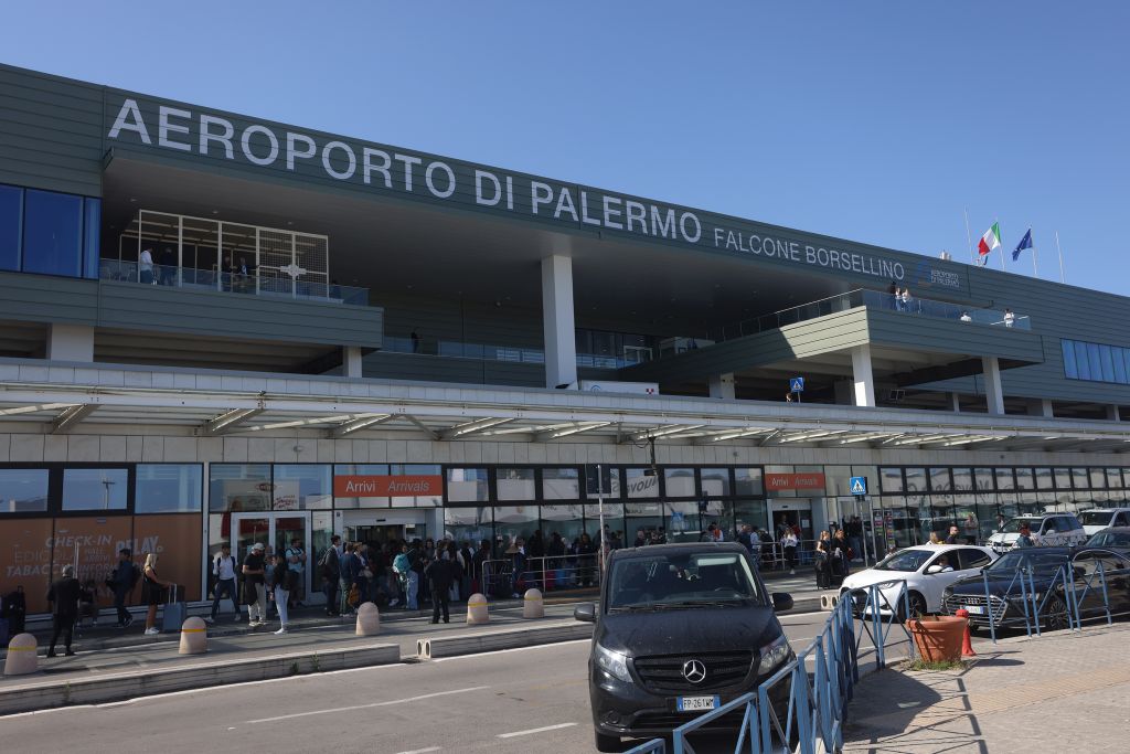 Eruzione dell’Etna, l’aeroporto di Palermo ha gestito circa 100 voli dirottati da Catania e la riprogrammazione di altri 100