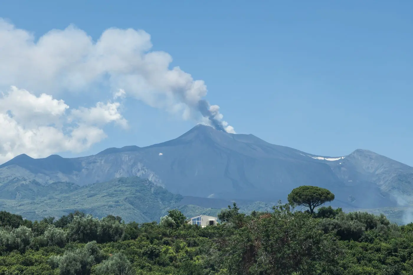 Etna, attività stromboliana ha alimentato una nube di cenere alta 7 chilometri