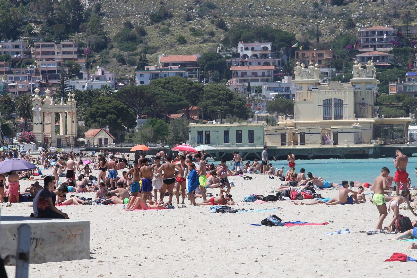Turista morta nel mare di Mondello dopo aver accusato un malore