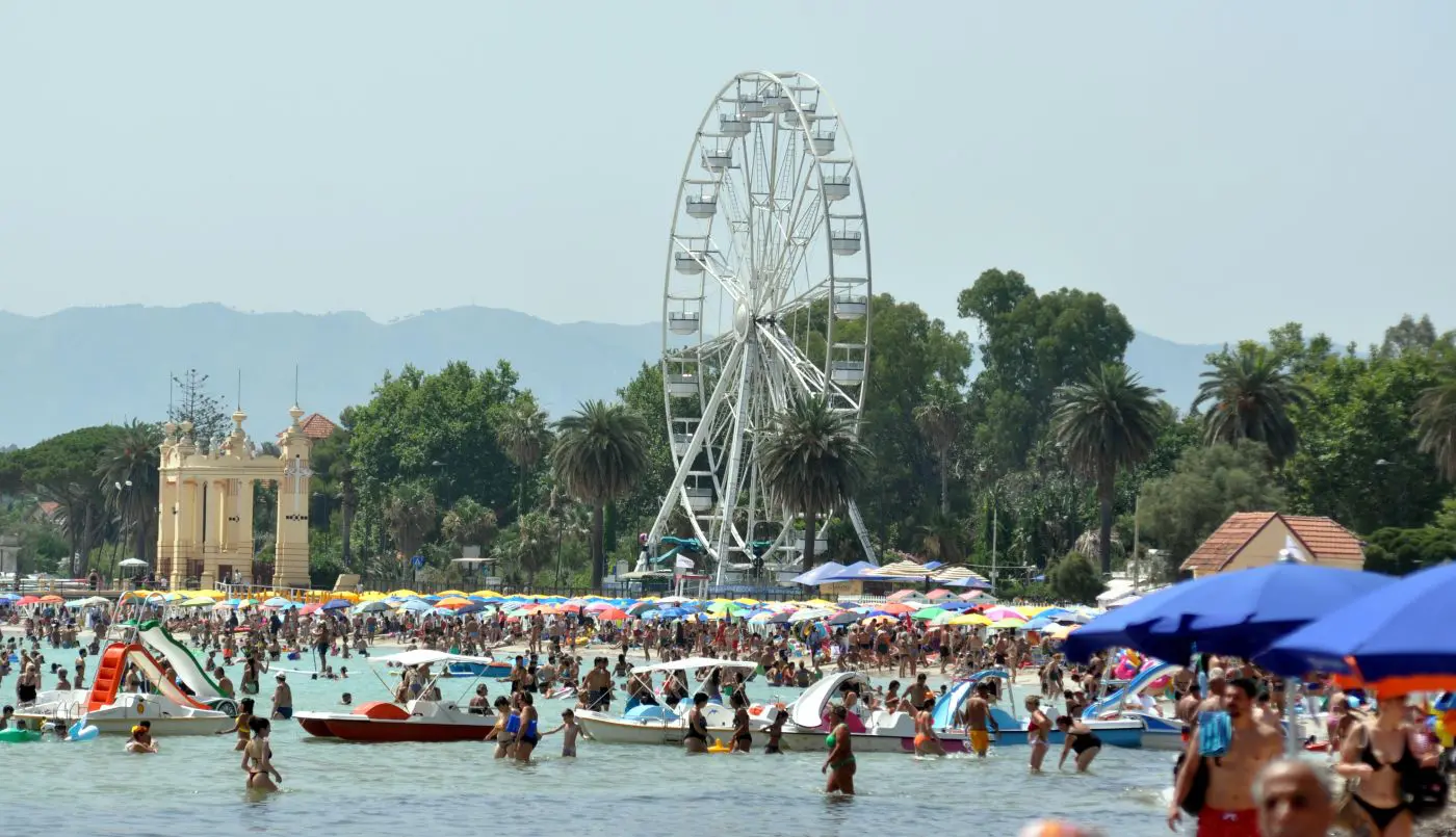 Molesta una ragazza in mare a Mondello, denunciato uomo di 29 anni
