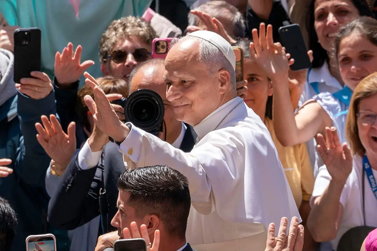 Papa Leone XIV è a Lampedusa, deposta una corona di fiori al cimitero dove sono sepolti anche i migranti