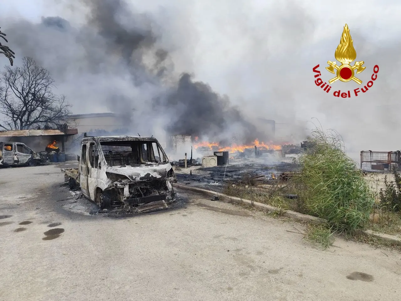 Vasto incendio nella zona industriale di Termini Imerese, circoscritte le fiamme. Tre i capannoni interessati / Fotogallery