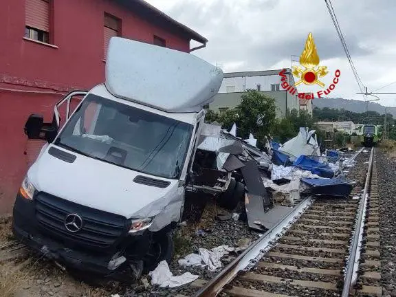 Scontro tra un treno merci e un autocarro nel Palermitano, un ferito / Fotogallery
