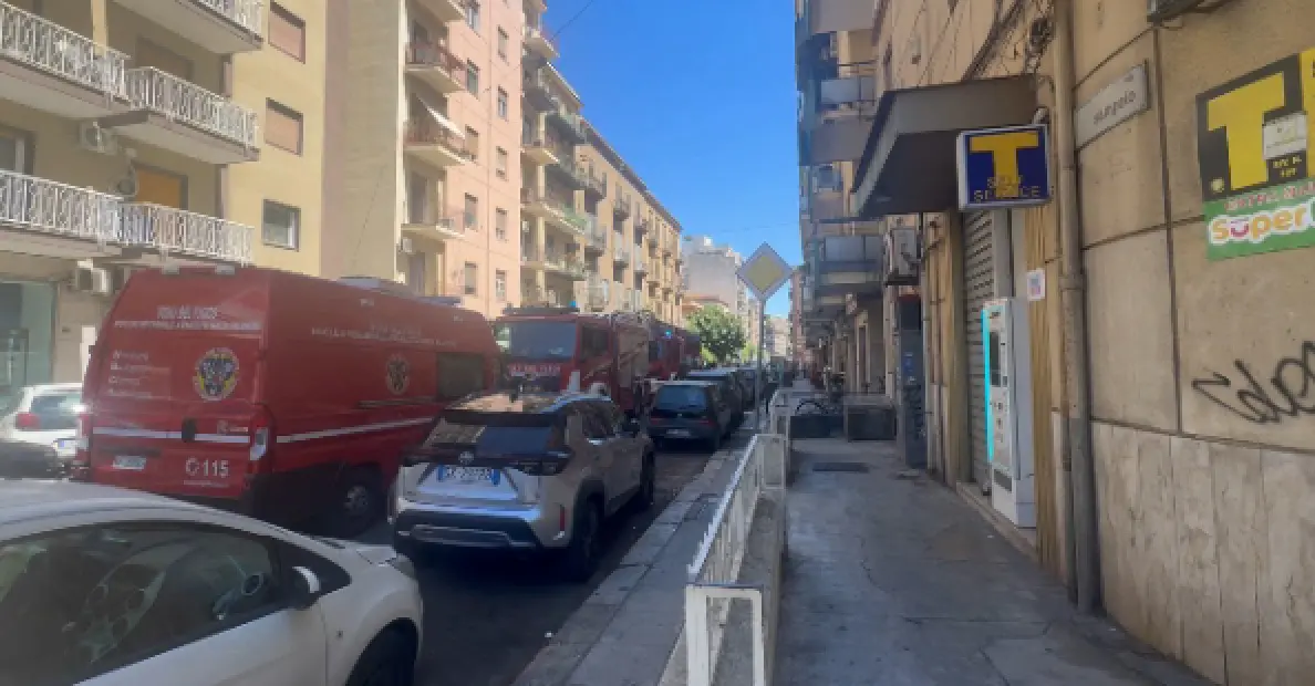 Omicidio a Palermo, un uomo si barrica in casa e minaccia di far esplodere il palazzo / Video