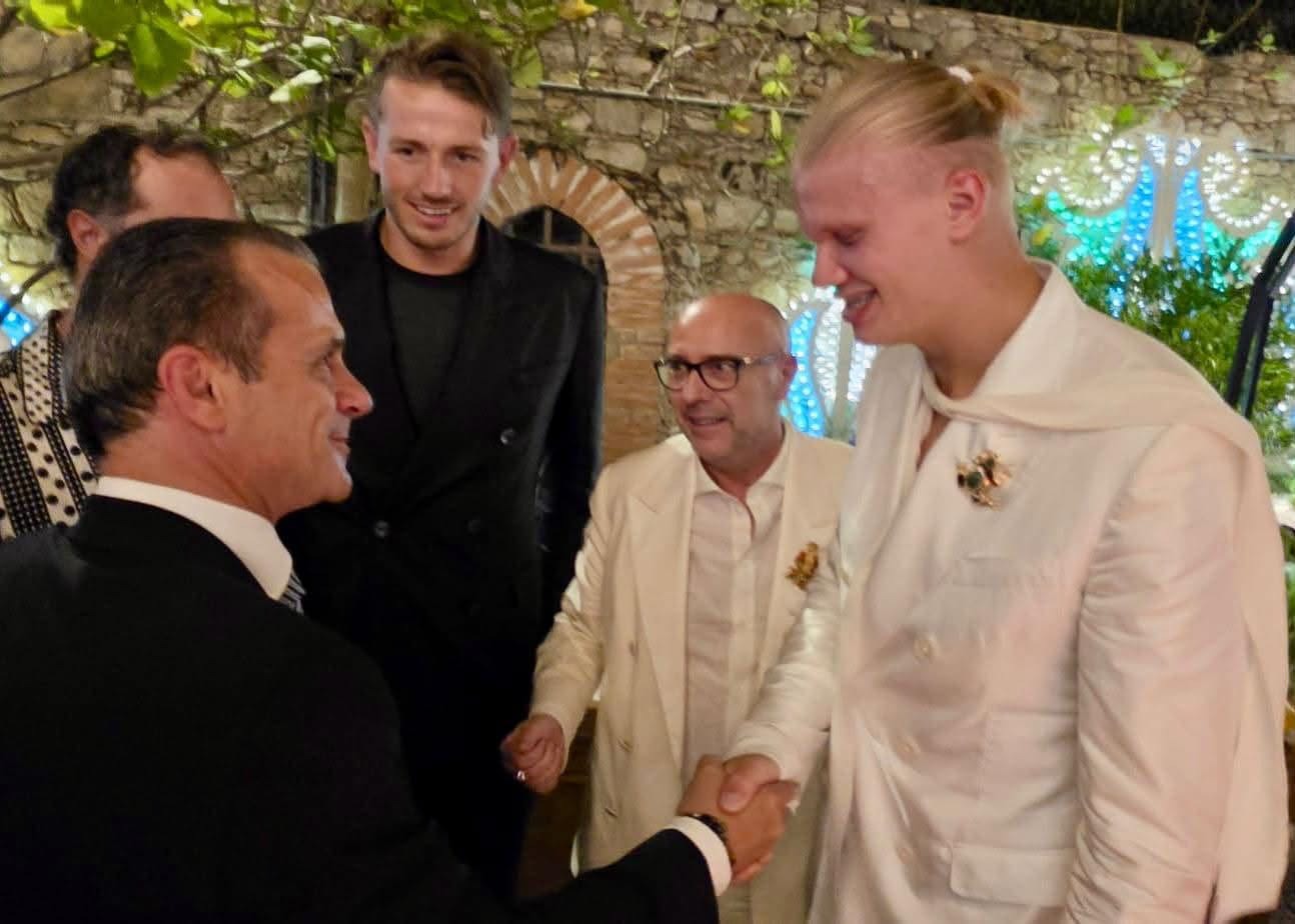 Haaland a Taormina, il sindaco De Luca lo accoglie con ironia: “Il vero bomber sono io”