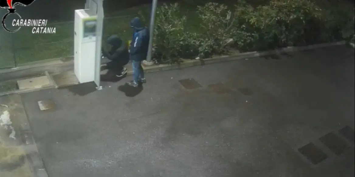 Assaltavano con esplosivi bancomat e distributori automatici nel Catanese, tre misure cautelari / Video