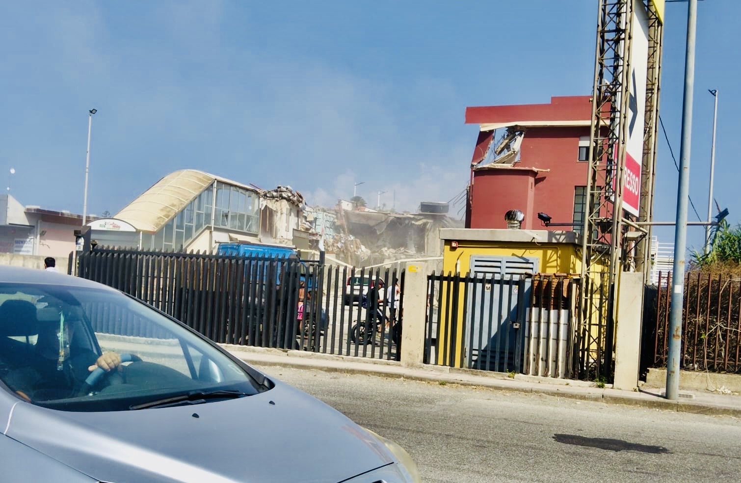 CROLLA FABBRICATO EX LEONE A PISTUNINA . FERITI E SI TEMONO MORTI