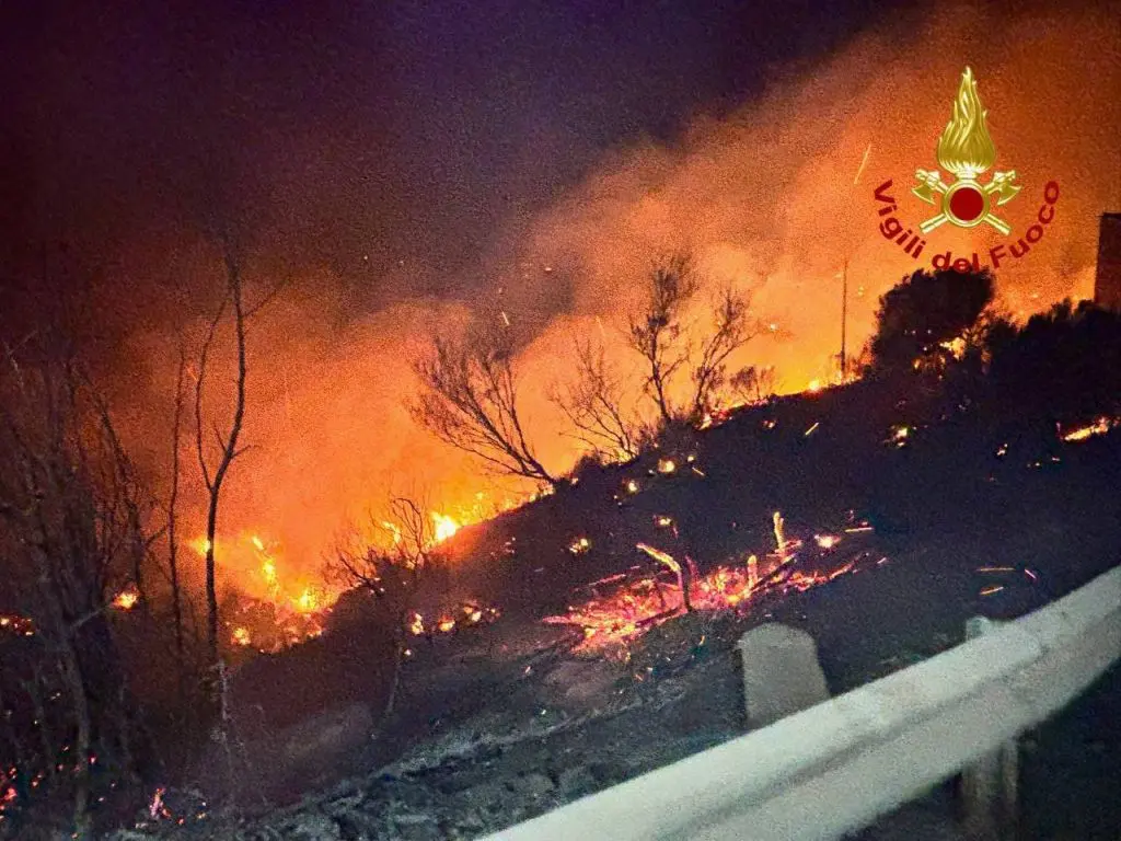 Resta alta l’allerta incendi, migliora la situazione nell’agrigentino