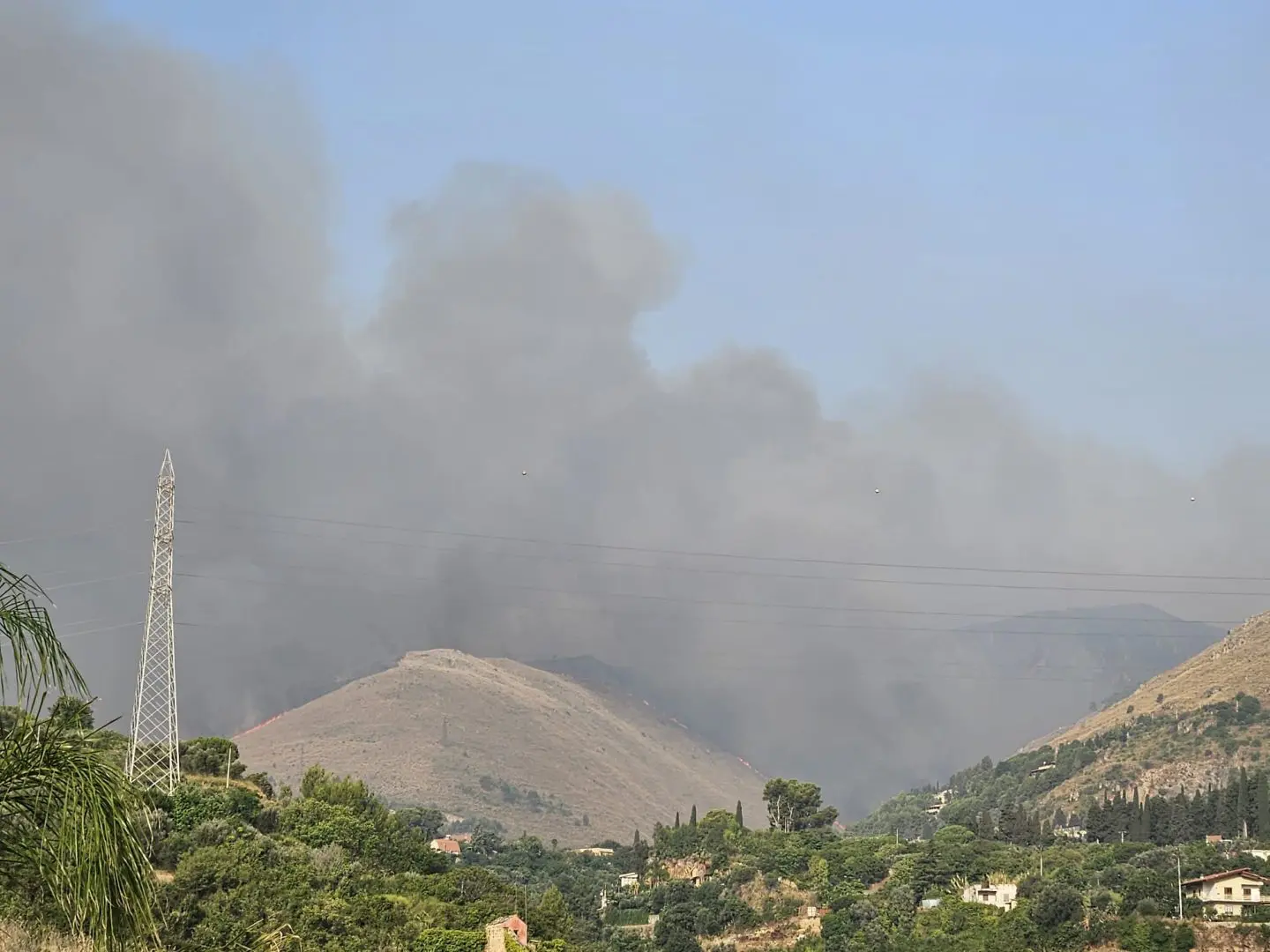 Incendi, il livello di allerta rimane alto nel Palermitano