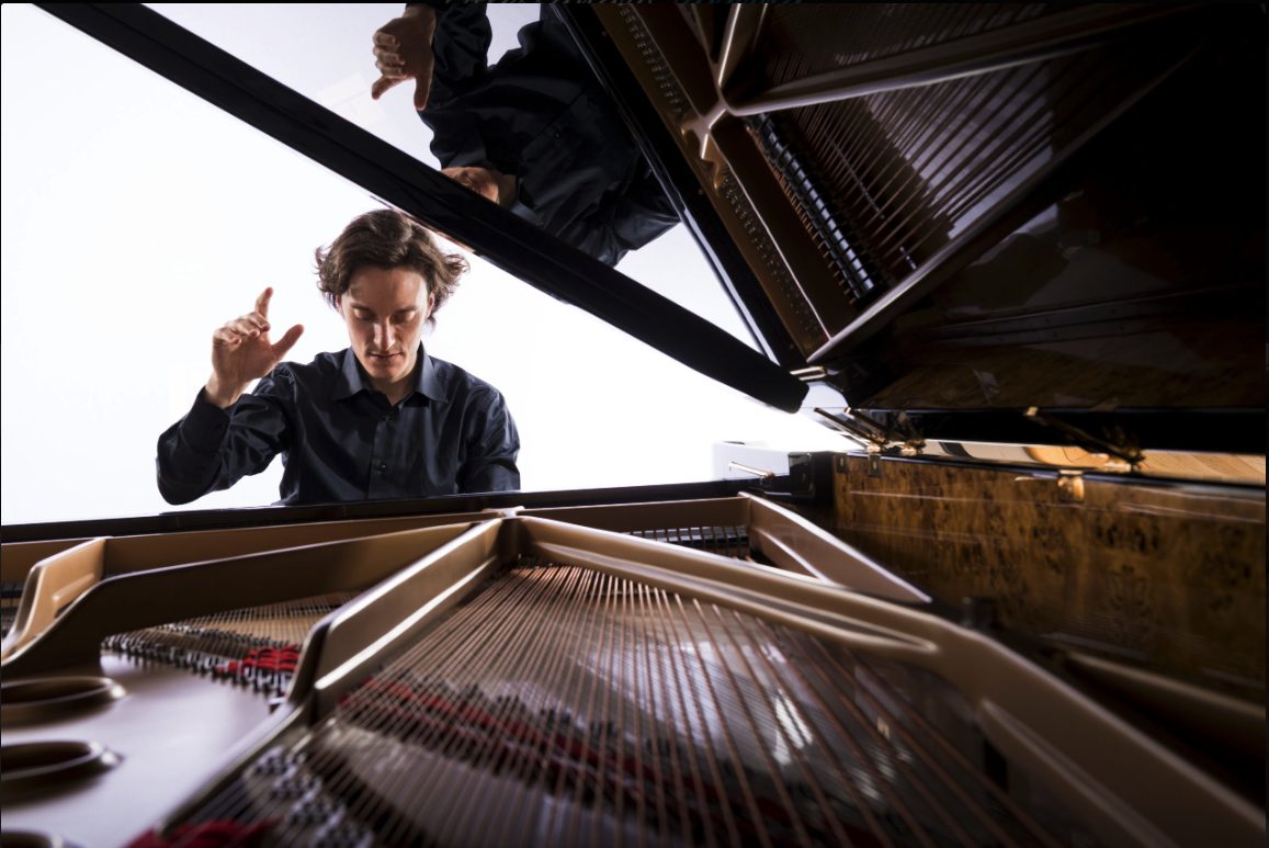 Il virtuosismo pianistico di Alessandro Taverna in concerto al Teatro Massimo