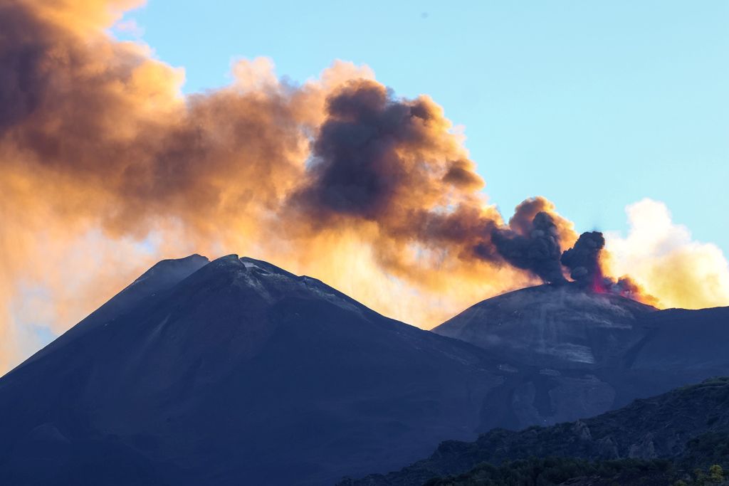 Attività eruttiva e cenere dall’Etna, voli sospesi a Catania fino alle 2 del 15 agosto