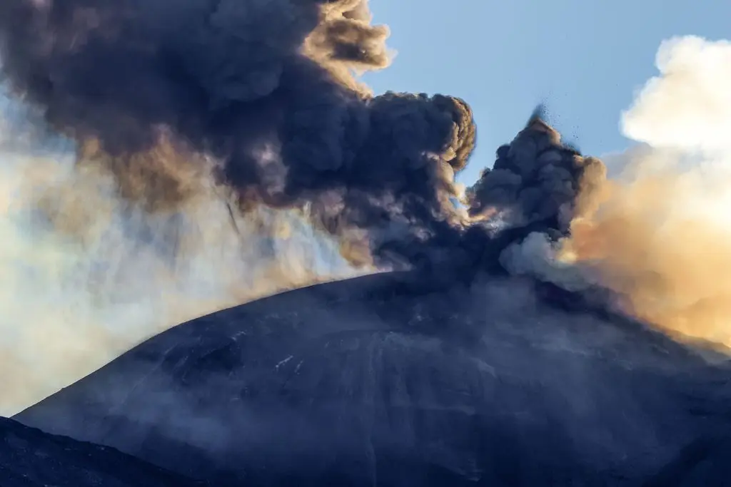 Etna in eruzione, proseguono i disagi all’aeroporto Catania. Sospese le attività di volo a Comiso fino alle 16