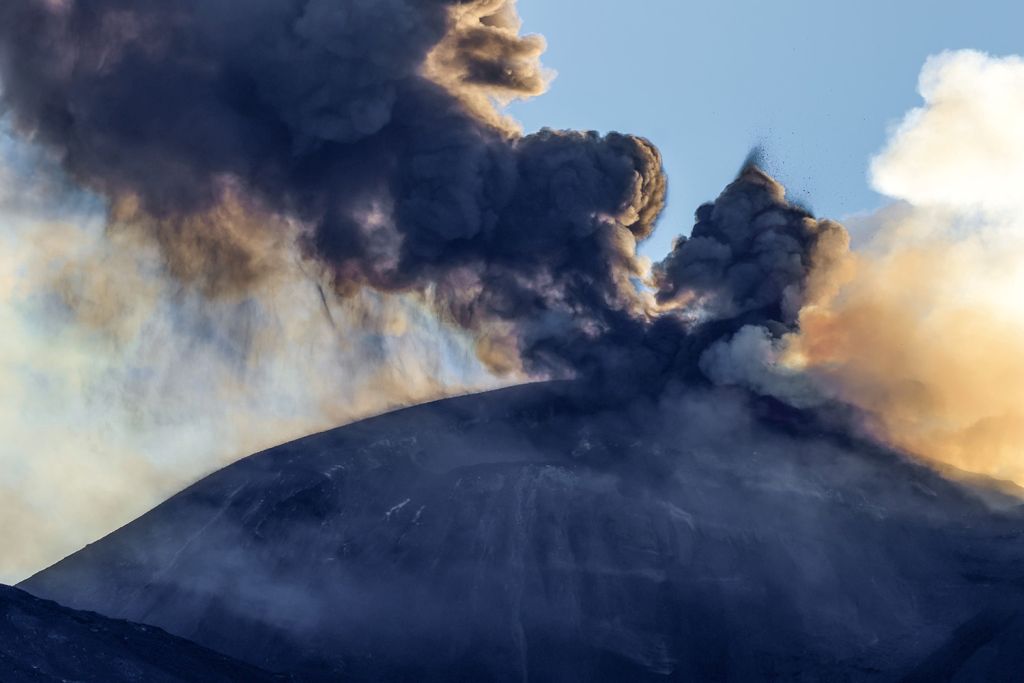 Etna in eruzione, a Catania stop ai voli fino alle 15 di Ferragosto