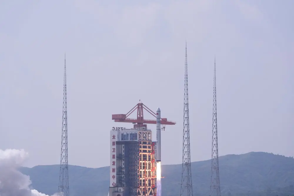 Cina, lanciati sette satelliti con un razzo Long March-6C