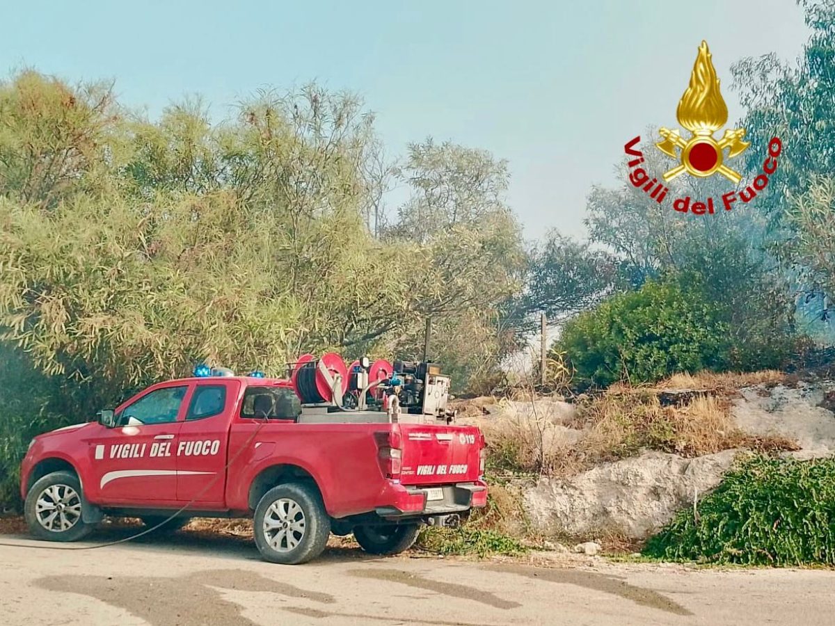 Emergenza incendi, da venerdì oltre 800 interventi dei Vigili del Fuoco. Allerta rossa in tutte le province della Sicilia eccetto Trapani