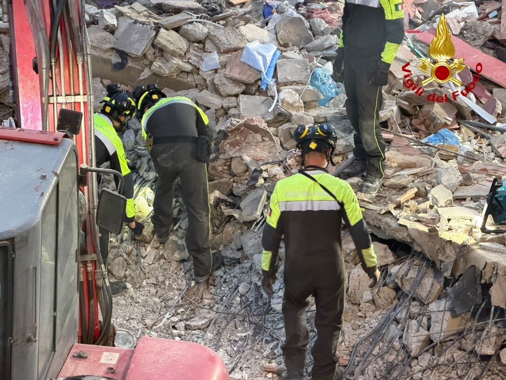 Crollo palazzina, avvertite giorni prima delle vibrazioni