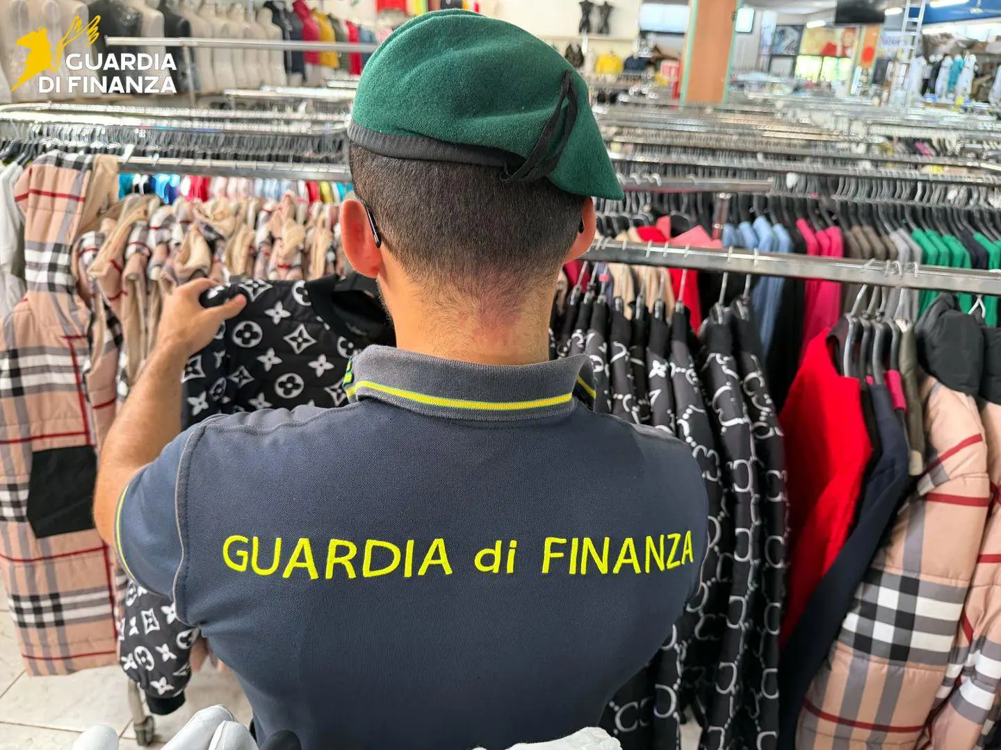 Catania, contrasto alla contraffazione: sequestrati 4.400 capi d’abbigliamento