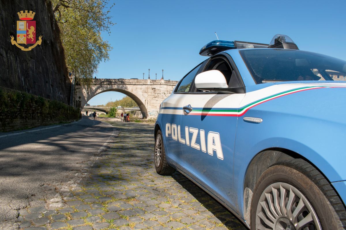 Si libera del braccialetto e incendia negozio ex compagna, arrestato a Roma