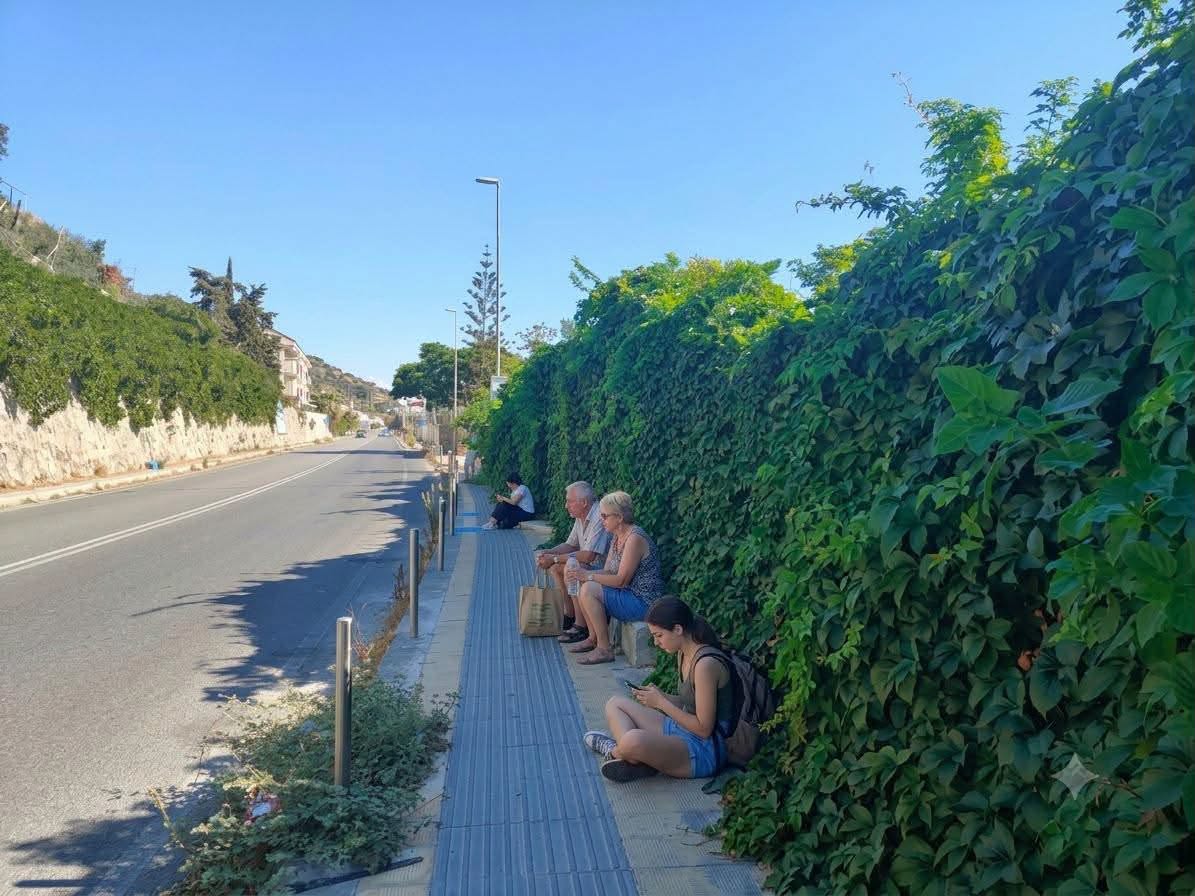 ATM, ecco come attendono il bus a Mili Marina