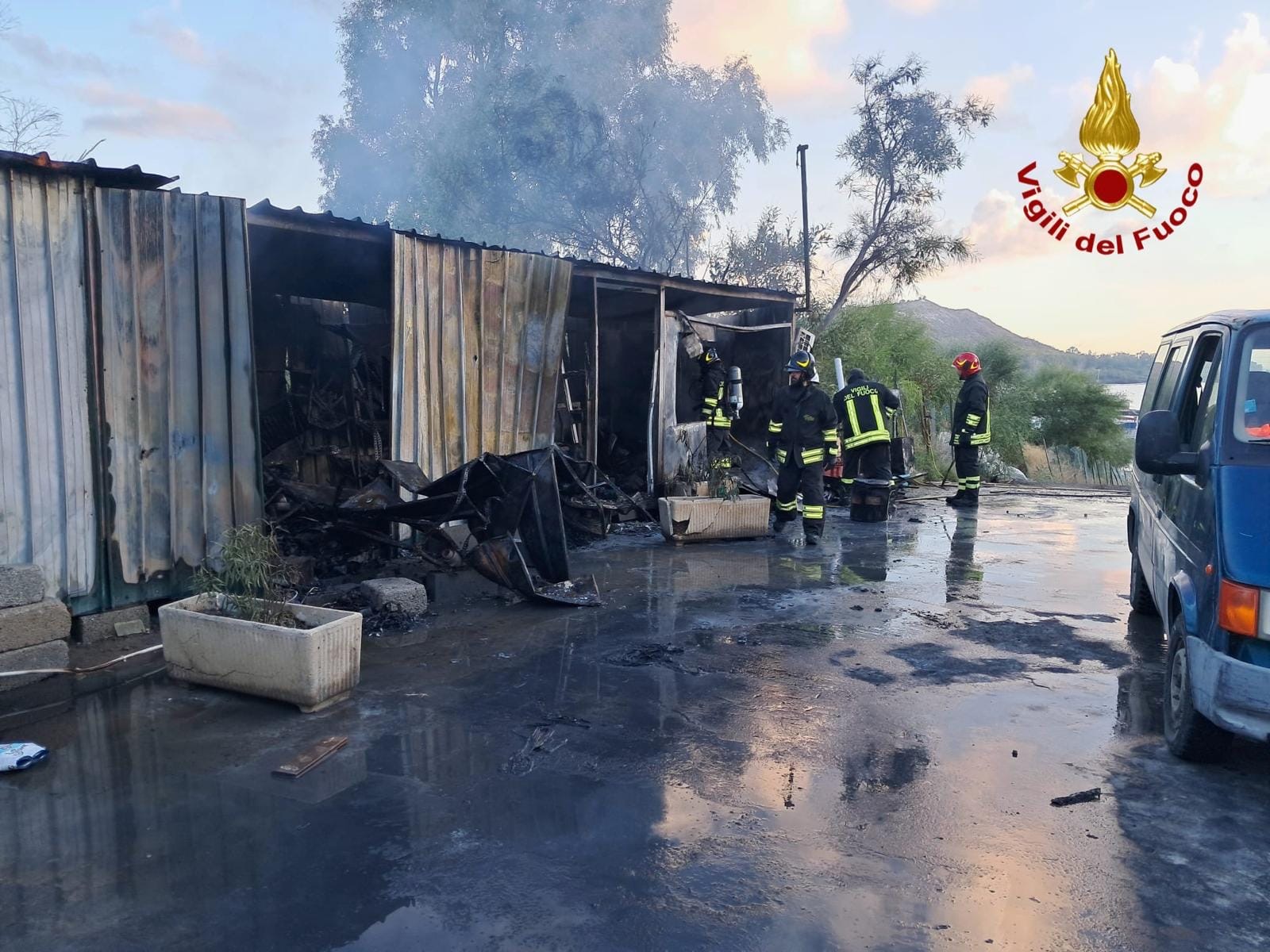 Vulcano, fiamme in un magazzino nautico a Levante