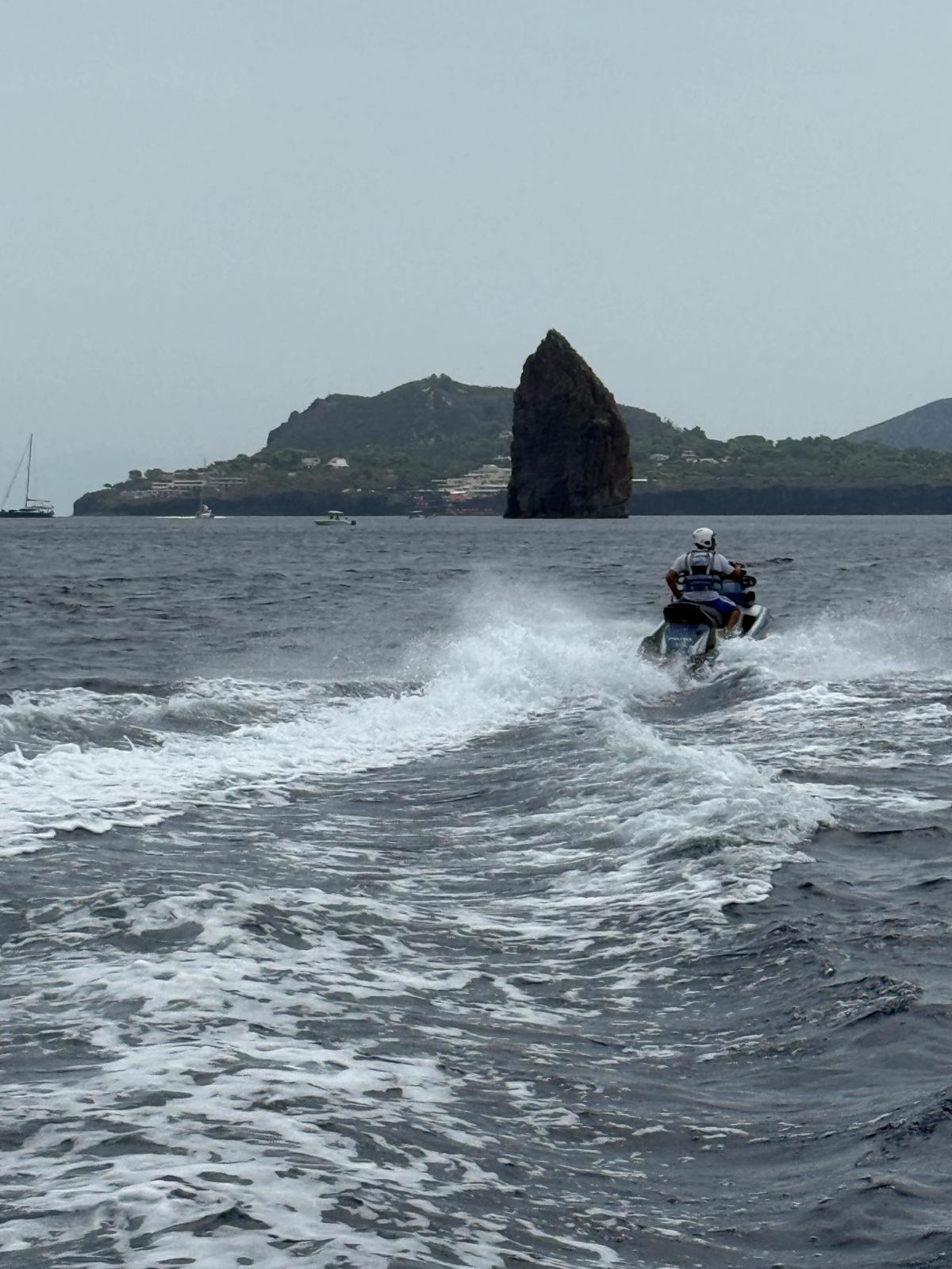 Controlli a tappeto della Polizia via mare con moto d’acqua