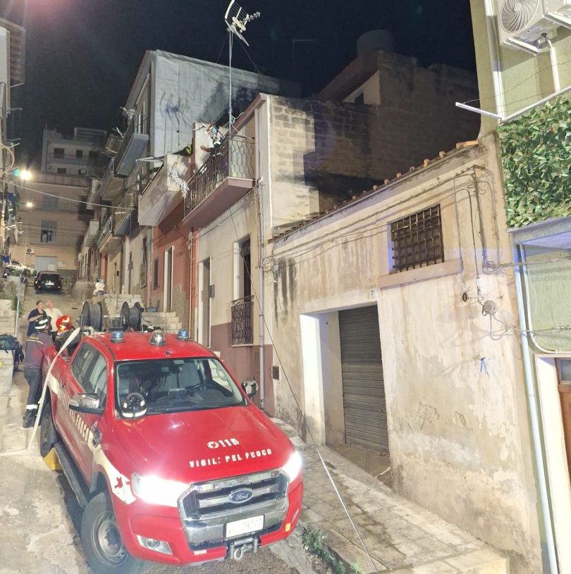 Incendio in un’abitazione del Ragusano, una donna tratta in salvo