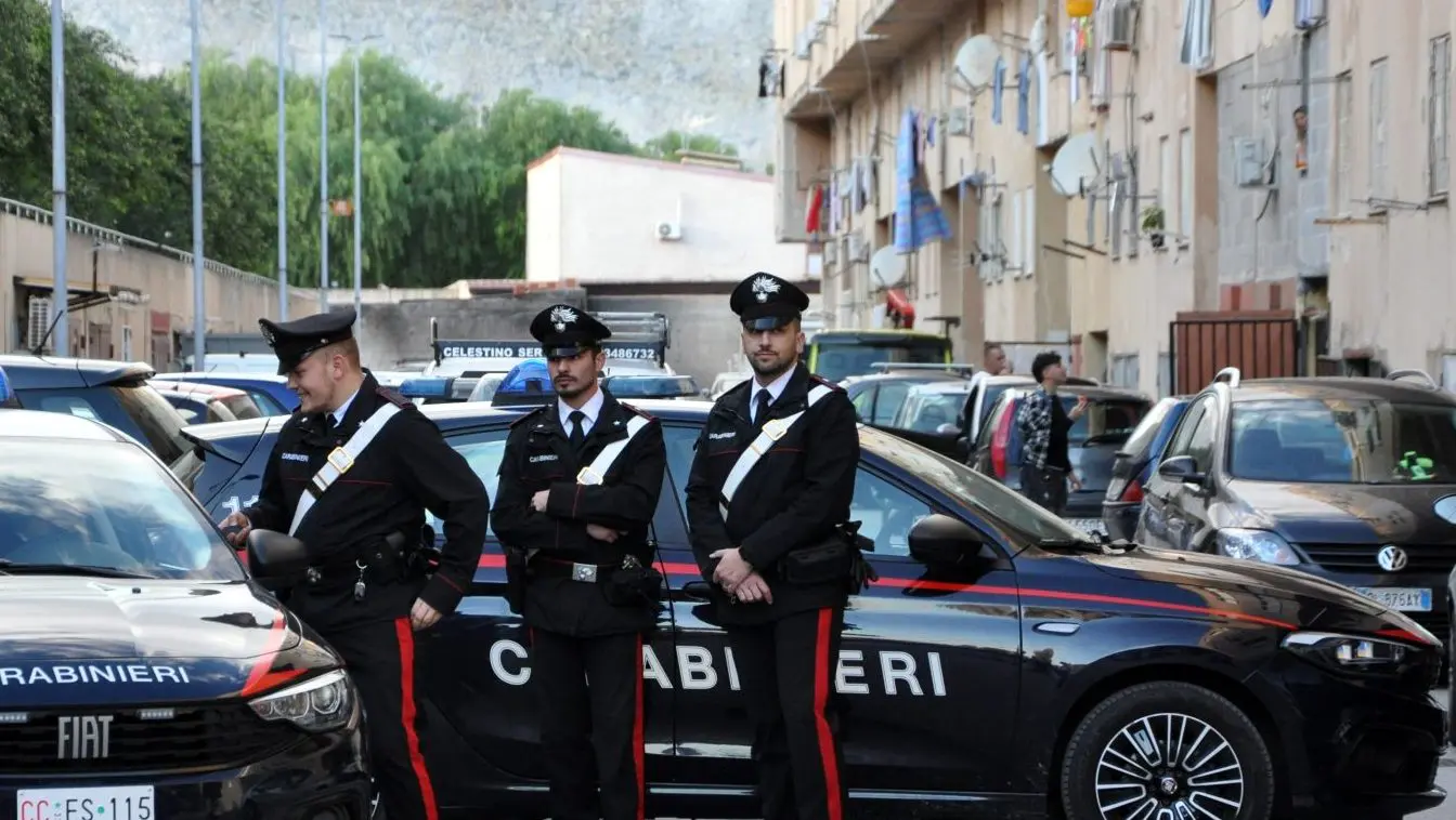 Incendio allo Zen di Palermo, trovato in un magazzino il corpo carbonizzato di un uomo