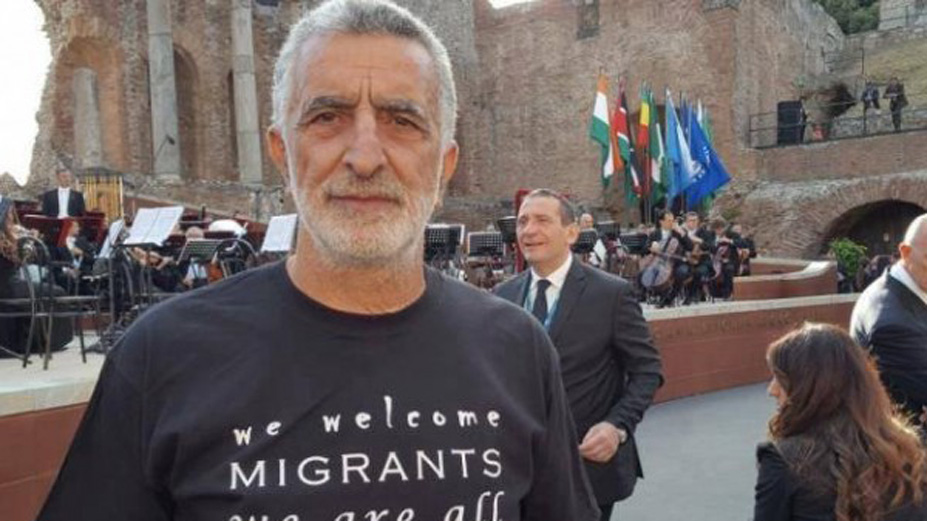 Una colletta per donare giacca e camicia al sindaco