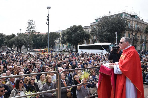 Rombo dei motori: è la città di Accorinti