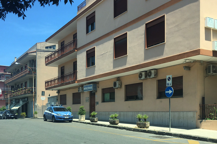 Barcellona: svaligiata cassa ticket dell'ospedale, 10mila euro il bottino