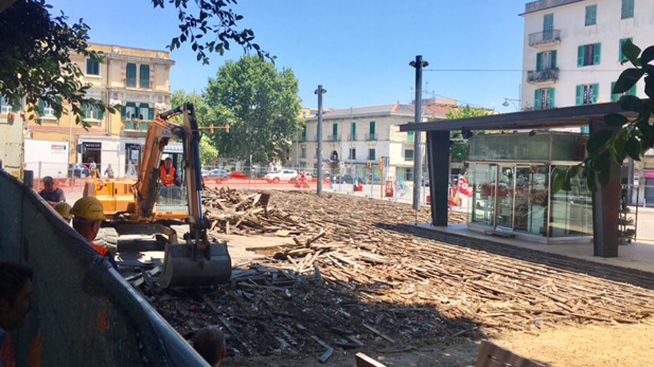Lavori a piazza Cairoli: tutto merito di tre galline