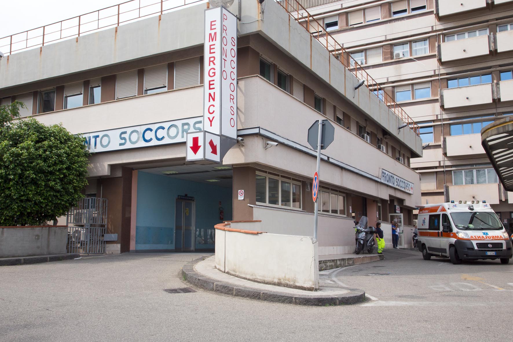 Parla il fratello del medico additato come untore: "Ci siamo messi in quarantena, lui invitato a lavorare dall'azienda perché senza sintomi"