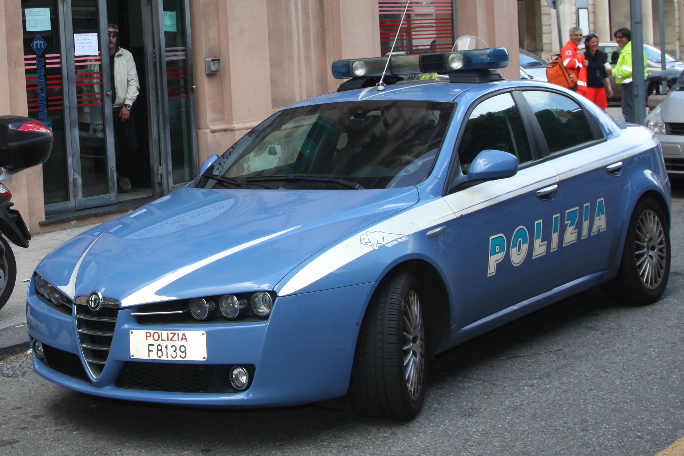 Tenta di scassinare un portone e minaccia il proprietario: 54enne finisce in manette