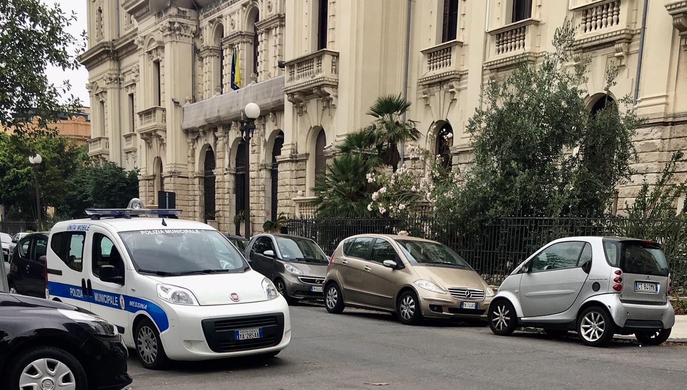 Auto dei vigili in divieto. Quando si dice "Il re non fa corna"
