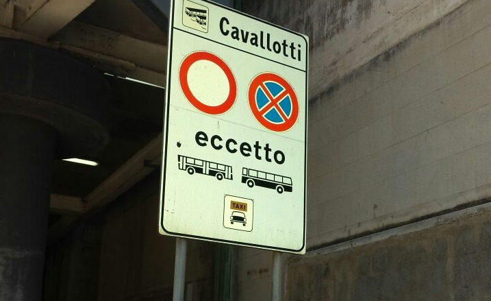 Cavallotti: cartellone si stacca e ferisce una ragazza