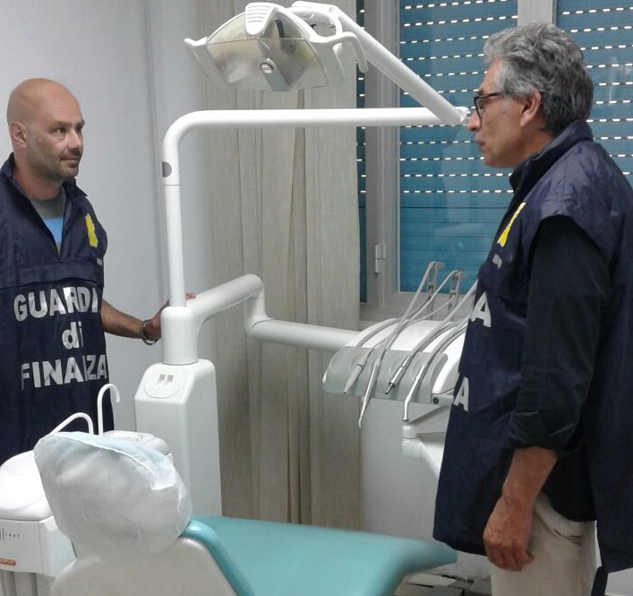 Scoperti tre falsi dentisti, la Guardia di Finanza sequestra ambulatorio