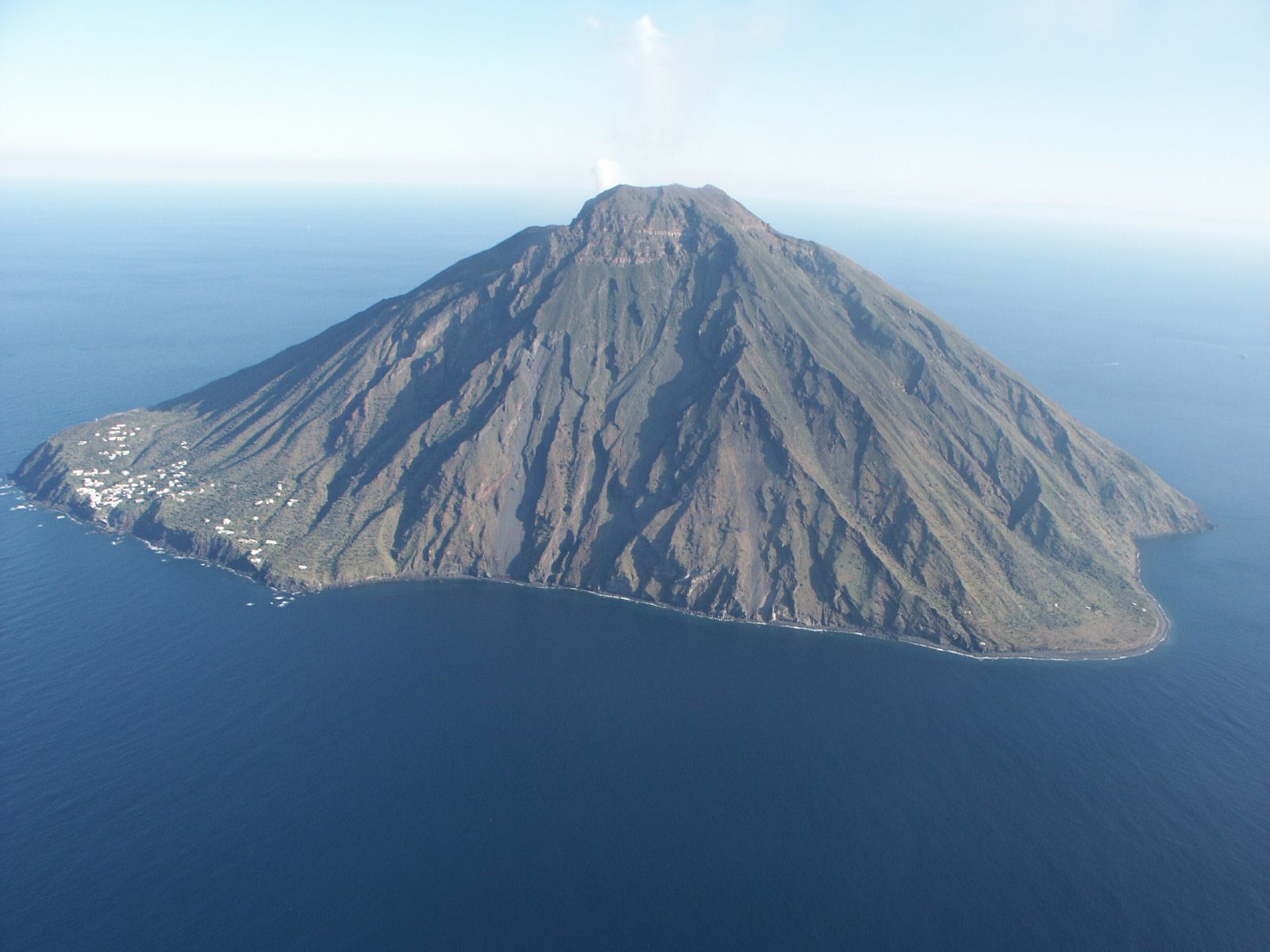 Stromboli, turista muore. Forse punto da una zecca