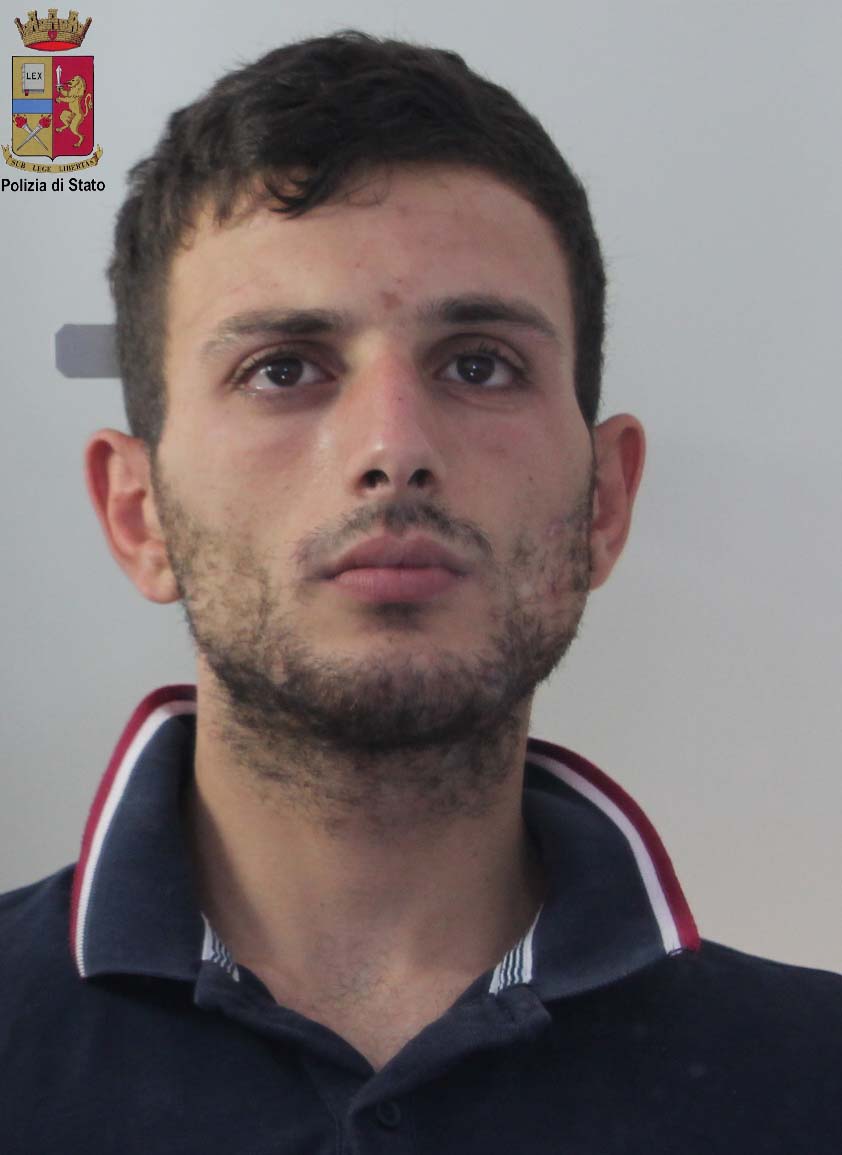 Mangiava un gelato in un bar violando gli arresti domiciliari. Arrestato ventunenne