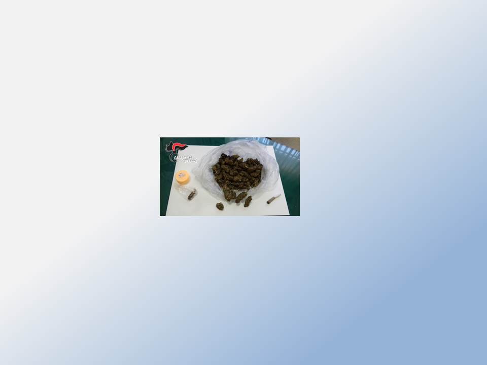 Sequestrati 120 grammi di marijuana in un casolare. Arrestato giovane incensurato
