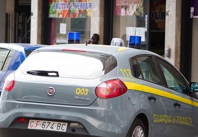 La mafia investe sugli orologi, scattano 12 arresti